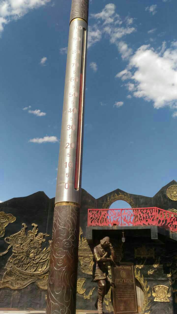 拍攝於新疆火燄山景區，氣溫為64℃